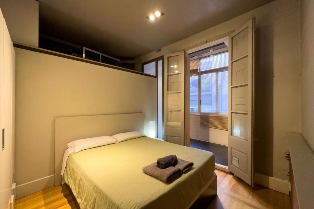 Postel nebo postele na pokoji v ubytování ApartEasy - Central Gracia Apartments