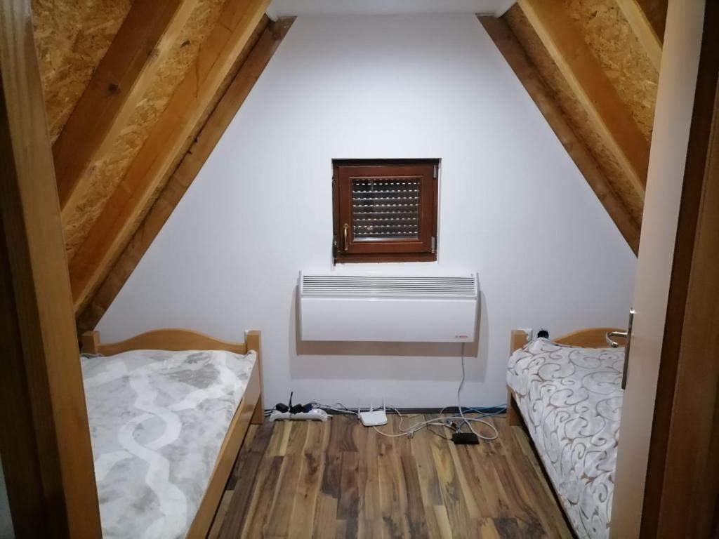 Habitación en el ático con 2 camas y radiador en Vila Vlajić 2015 en Gornje Pale