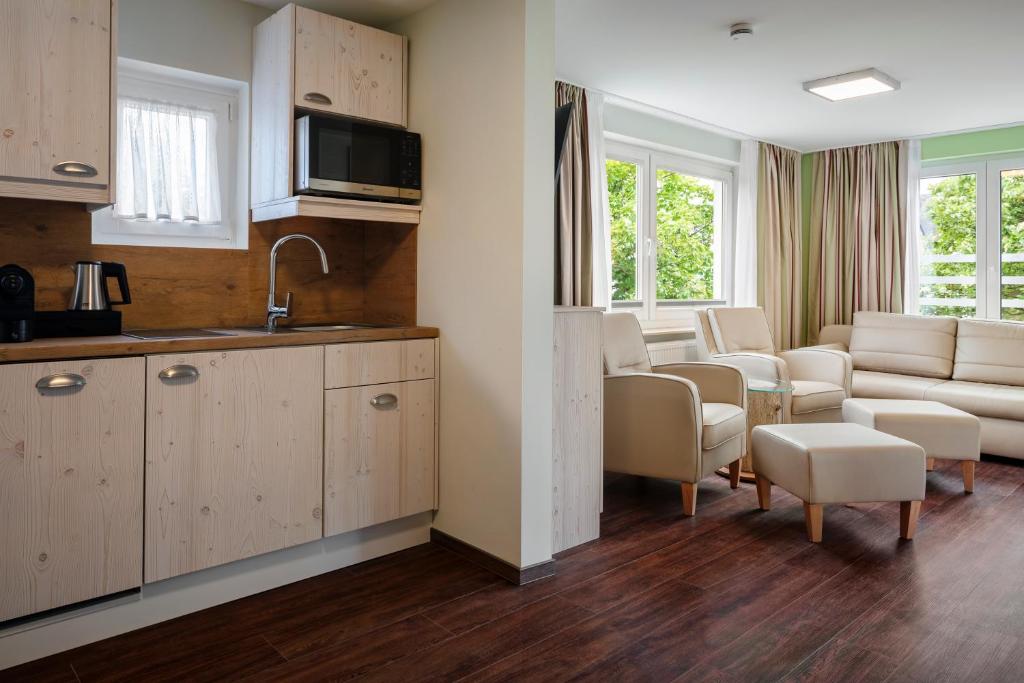 a room with a kitchen and a living room at Insulaner Apartments in Helgoland