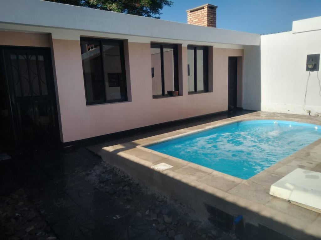 una piscina frente a una casa en Teresita B en San Luis