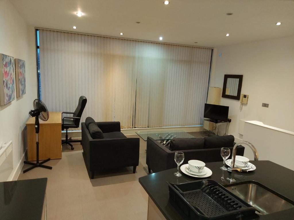Feel At Home, Nottingham City Centre, Opposite Crowne Plaza - 