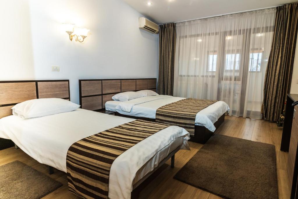 Postel nebo postele na pokoji v ubytování Hotel Royal