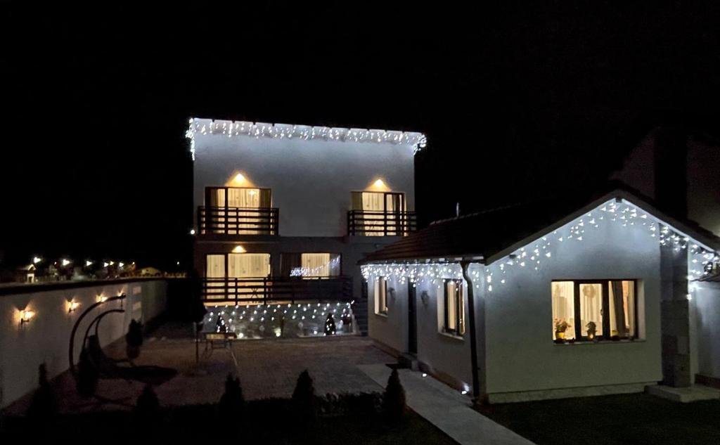 un edificio con luces de Navidad encendidas por la noche en Casa Valentina en Cristian