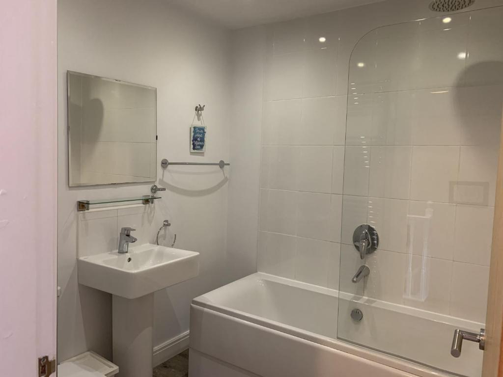 Prospect Cottage, The Bay, balcony, 2 bedrooms, patio, parking nearby, 2 dogs welcome 2