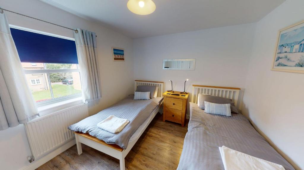 Prospect Cottage, The Bay, balcony, 2 bedrooms, patio, parking nearby, 2 dogs welcome 7