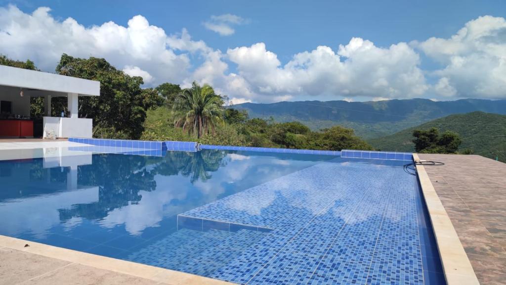 uma piscina com vista para as montanhas em Glamping Paraíso Escondido em Anapoima