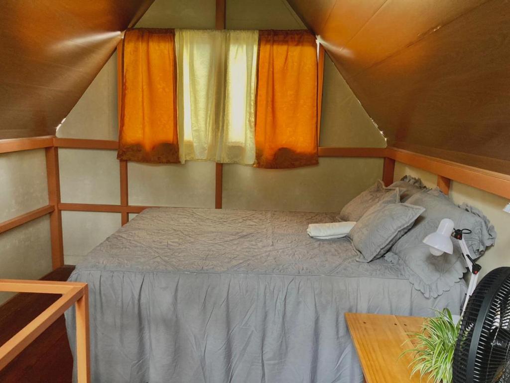 1 dormitorio con 1 cama en una tienda de campaña en Cabaña equipada en Puerto Jiménez