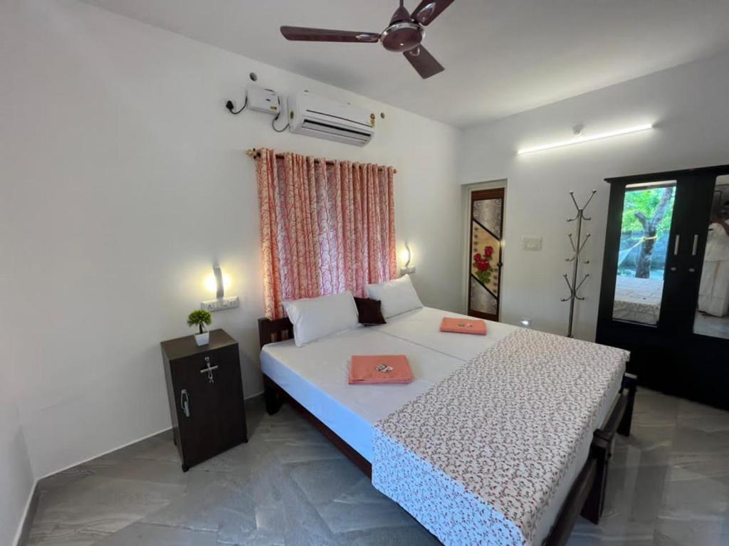 Un dormitorio con una cama grande y una ventana en Marari kallyani beach homestay, en Mararikulam