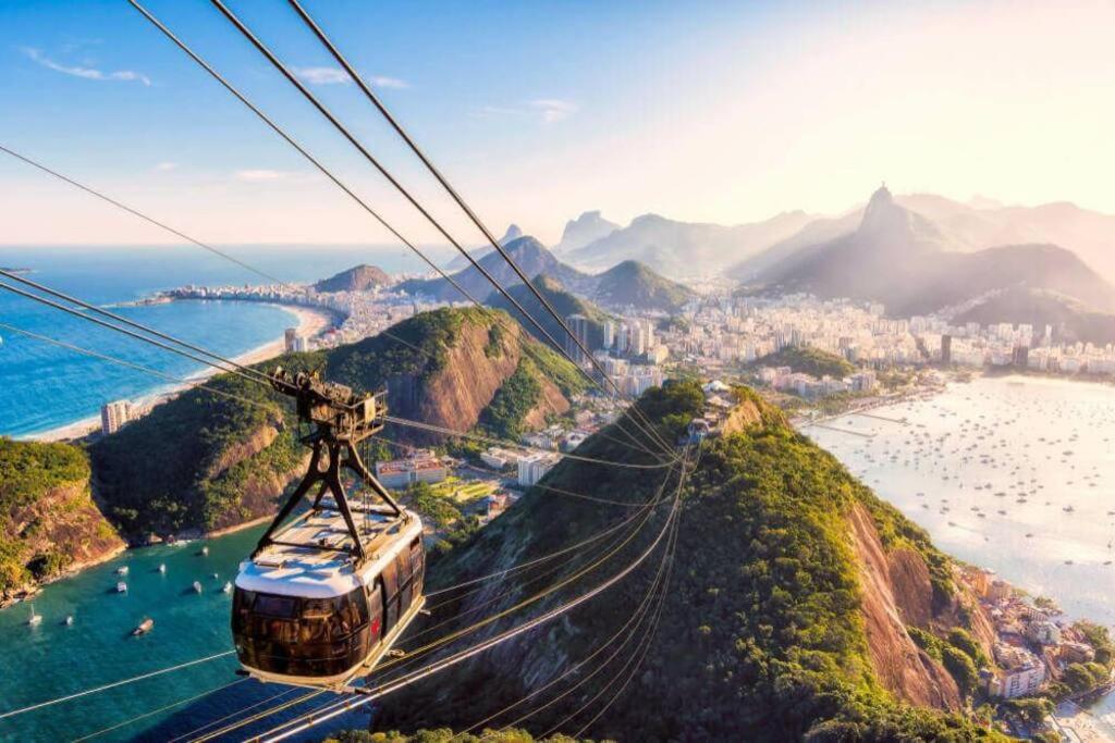 un paseo en góndola sobre las montañas y el océano en Coração da Urca, en Río de Janeiro
