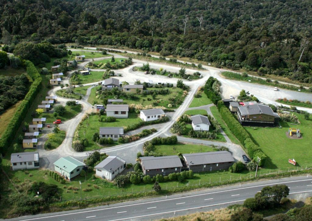 una vista aerea di un villaggio vicino a una strada di The Whistling Frog Resort a Chaslands