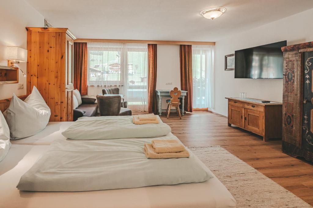 Postel nebo postele na pokoji v ubytování Hotel Mitterhof