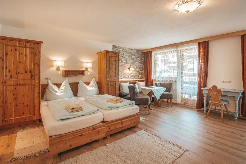 Postel nebo postele na pokoji v ubytování Hotel Mitterhof