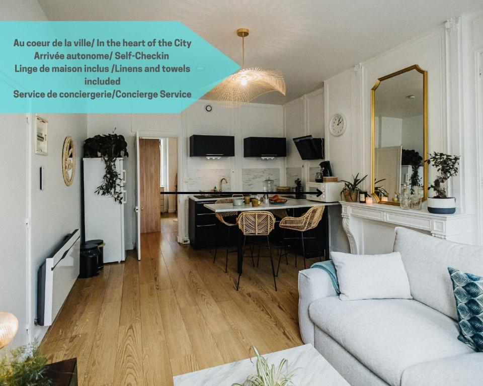 Il comprend un salon et une cuisine avec un canapé et une table. dans l'établissement L'Alma16:Jardin, centre ville, belles prestations, à Cherbourg en Cotentin