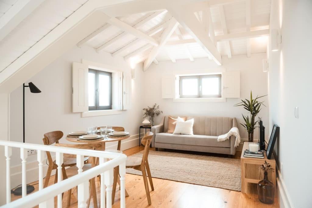 een witte woonkamer met een bank en een tafel bij Novo Apartamento Porto - Vistas Rio Douro in Porto