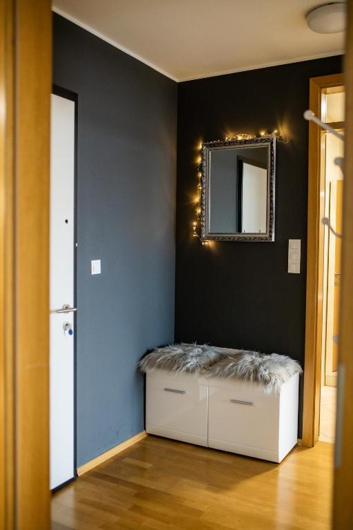 Postel nebo postele na pokoji v ubytování HERMES APARTMENT & 2 free garage secured parkings