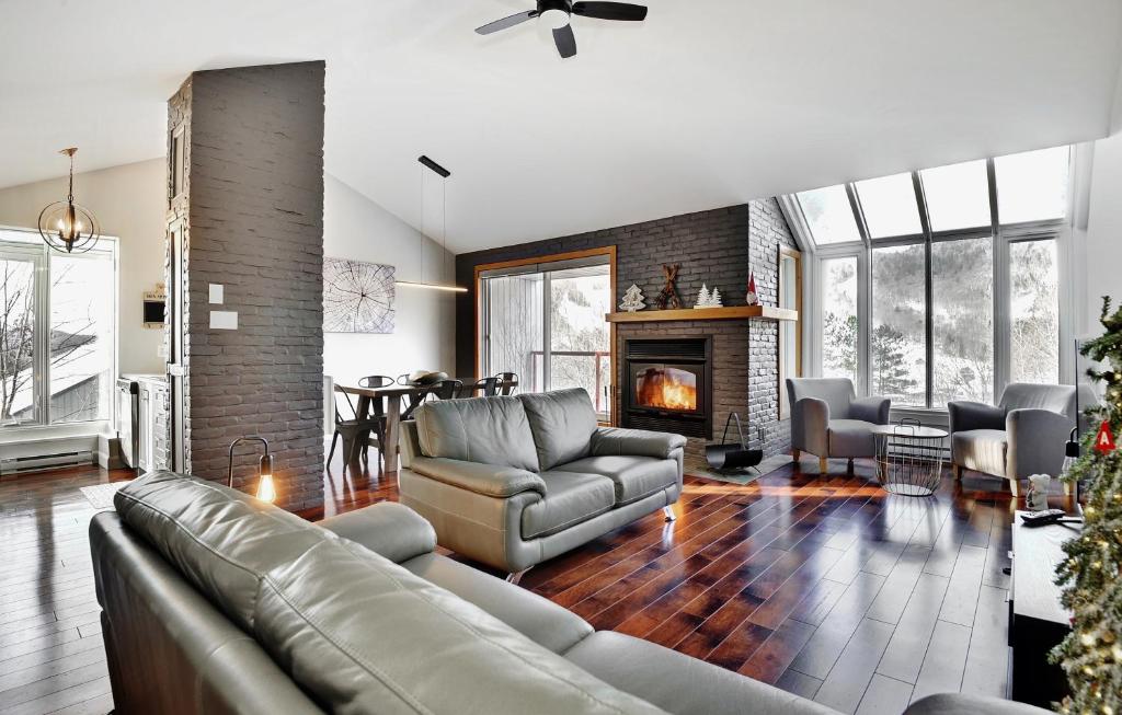 Khu vực ghế ngồi tại 569 chemin du Hibou