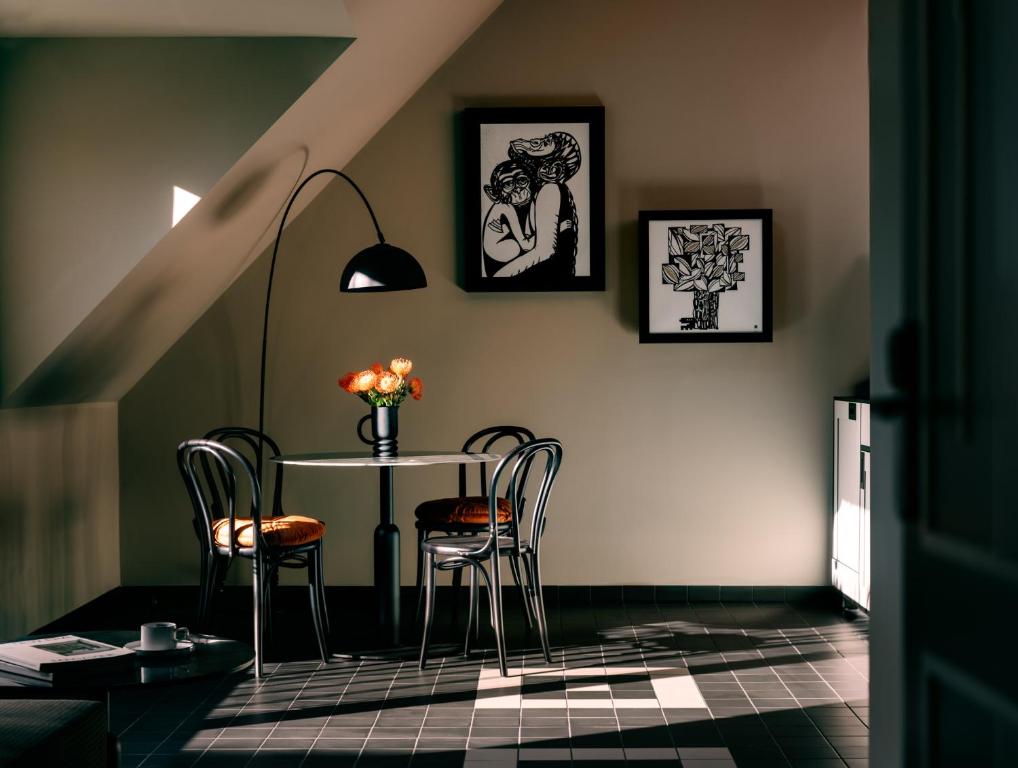 ウィーンにあるWELTWIEN Luxury Art Apartments & Free Parkingのギャラリーの写真