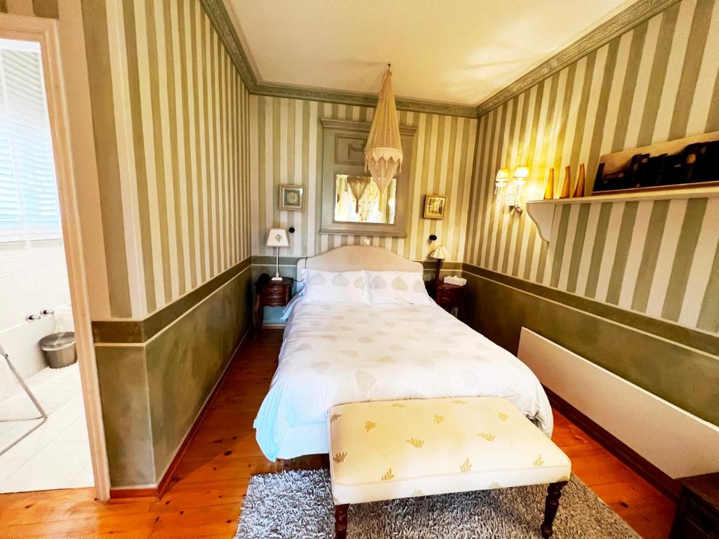 Łóżko lub łóżka w pokoju w obiekcie Anerada inn Suites & Spa - Pet Friendly