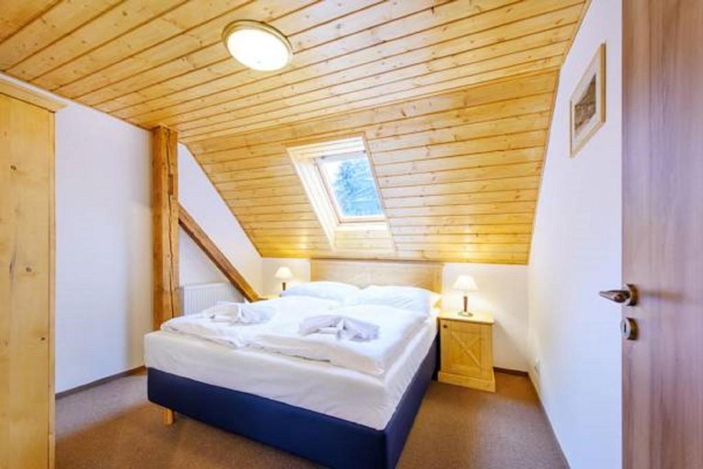 Łóżko lub łóżka w pokoju w obiekcie Hotel Tři Růže