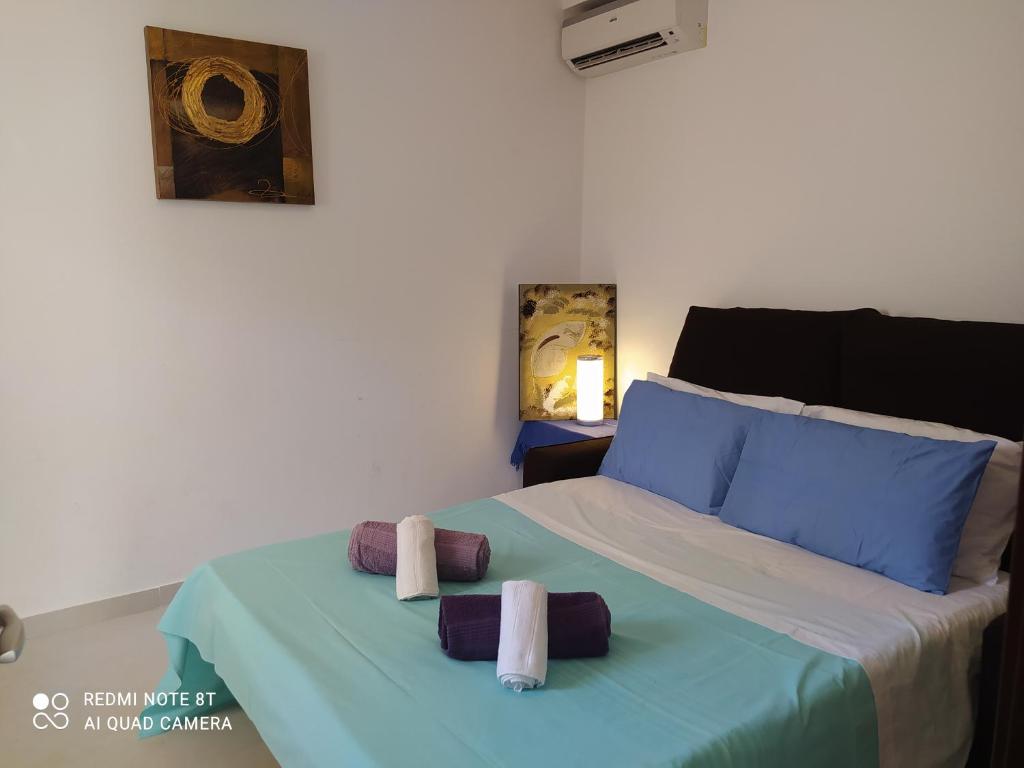 um quarto com uma cama com toalhas em Mellieha beach em Mellieħa