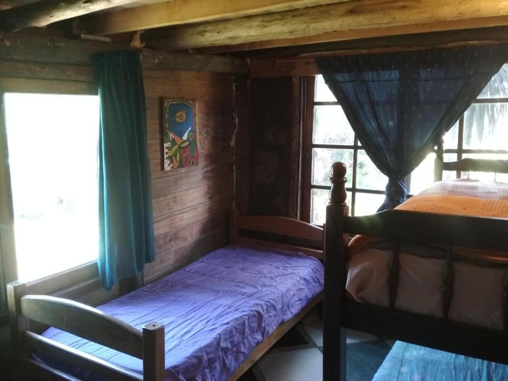 1 dormitorio con litera en una cabaña en El Encuentro - Casa para 12 personas, en Maldonado