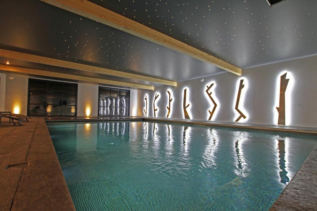 Bazén v ubytování LE M HOTEL & SPA HONFLEUR nebo v jeho okolí