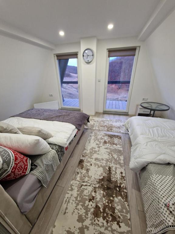 Un pat sau paturi într-o cameră la Weekend house NEST Bjelašnica