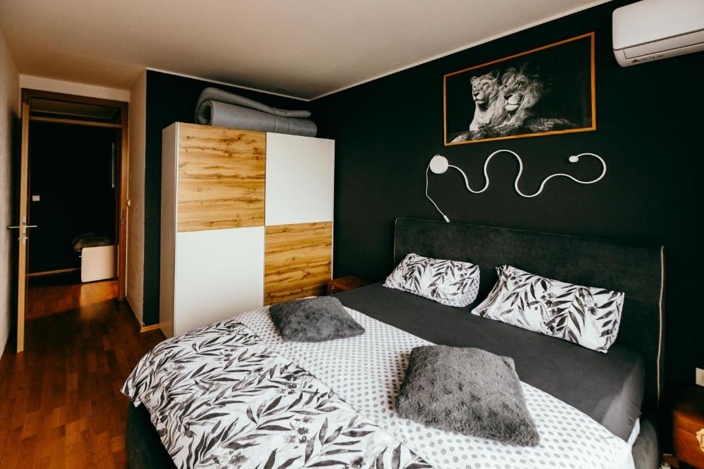 Postel nebo postele na pokoji v ubytování HERMES APARTMENT & 2 free garage secured parkings
