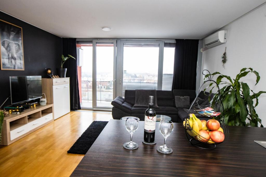 TV a/nebo společenská místnost v ubytování HERMES APARTMENT & 2 free garage secured parkings