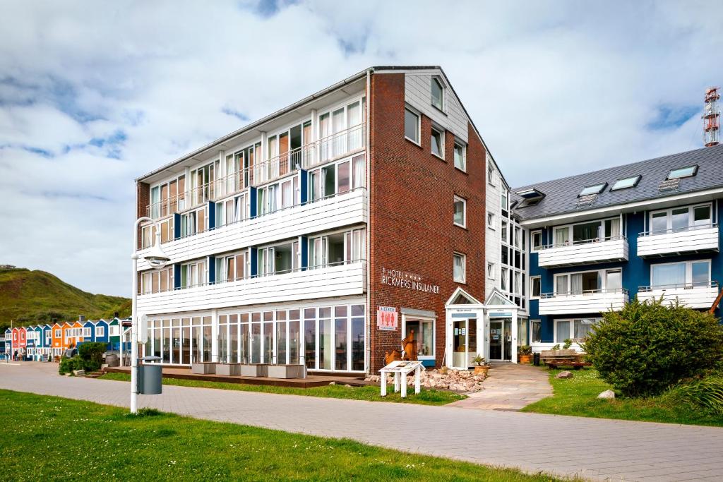 um grande edifício de tijolos numa rua com edifícios em Hotel Rickmers' Insulaner em Helgoland
