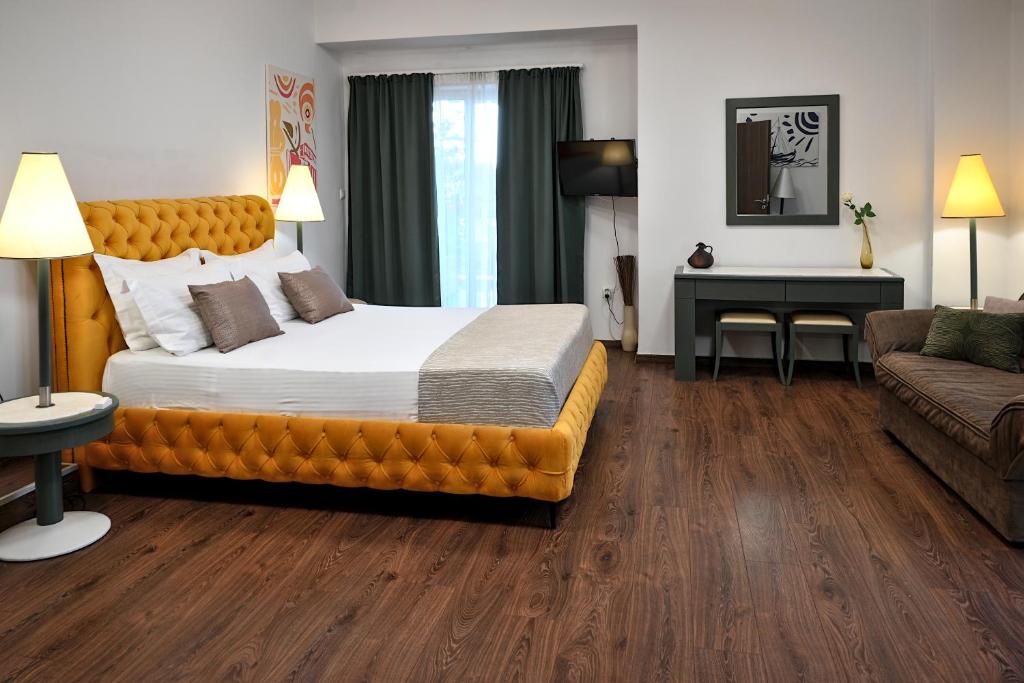 ein Hotelzimmer mit einem großen Bett und einem Sofa in der Unterkunft Stylish Apartment, Acropolis view in Athen