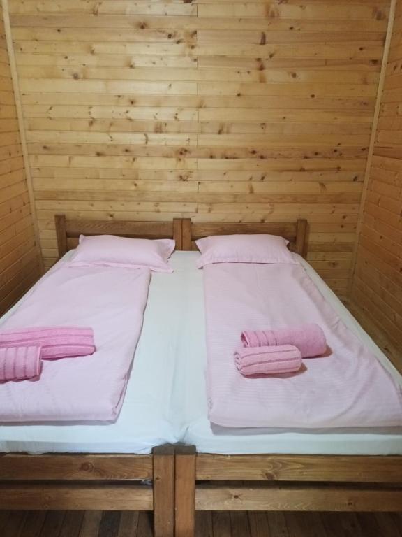 Postel nebo postele na pokoji v ubytování Lolini bungalovi