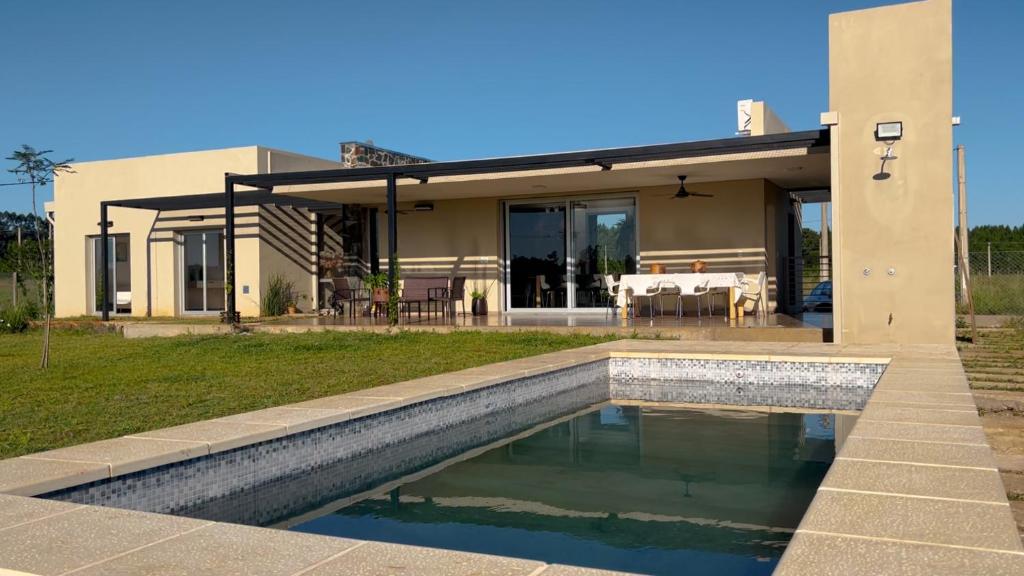 una casa con piscina frente a una casa en Casa Sunset - La Candelaria en Candelaria