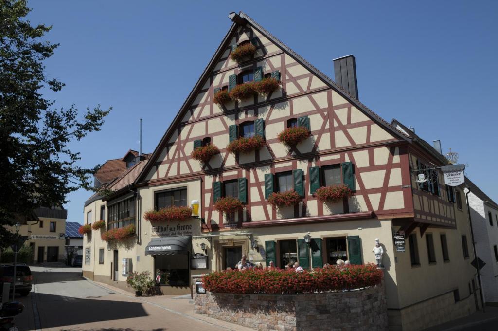 un edificio con entramado de madera y cajas de flores. en Gasthof Zur Krone, en Mitteleschenbach