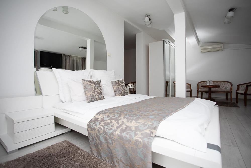 Postel nebo postele na pokoji v ubytování Hotel Royal