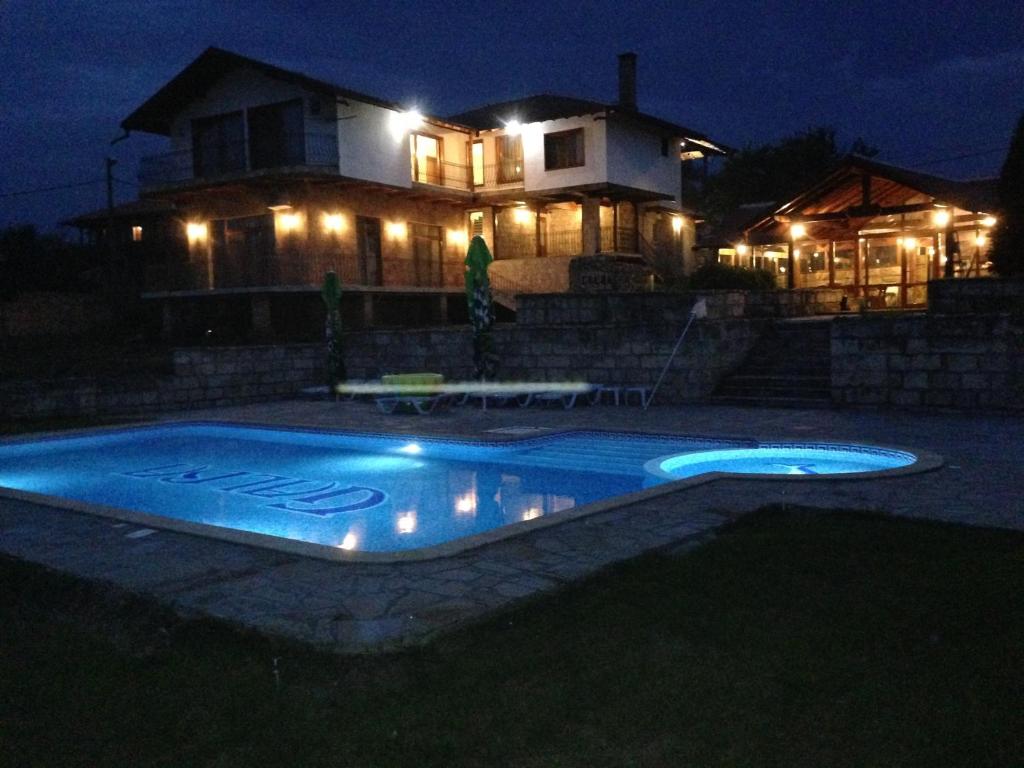 una casa con piscina por la noche en Guest House Galba, en Brŭchkovtsi