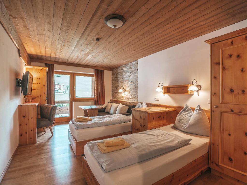 Postel nebo postele na pokoji v ubytování Hotel Mitterhof