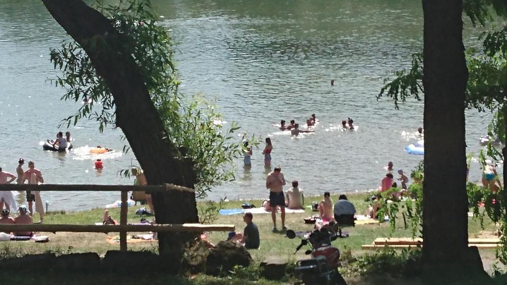 Výhled na řeku, která protéká v blízkosti prázdninového areálu