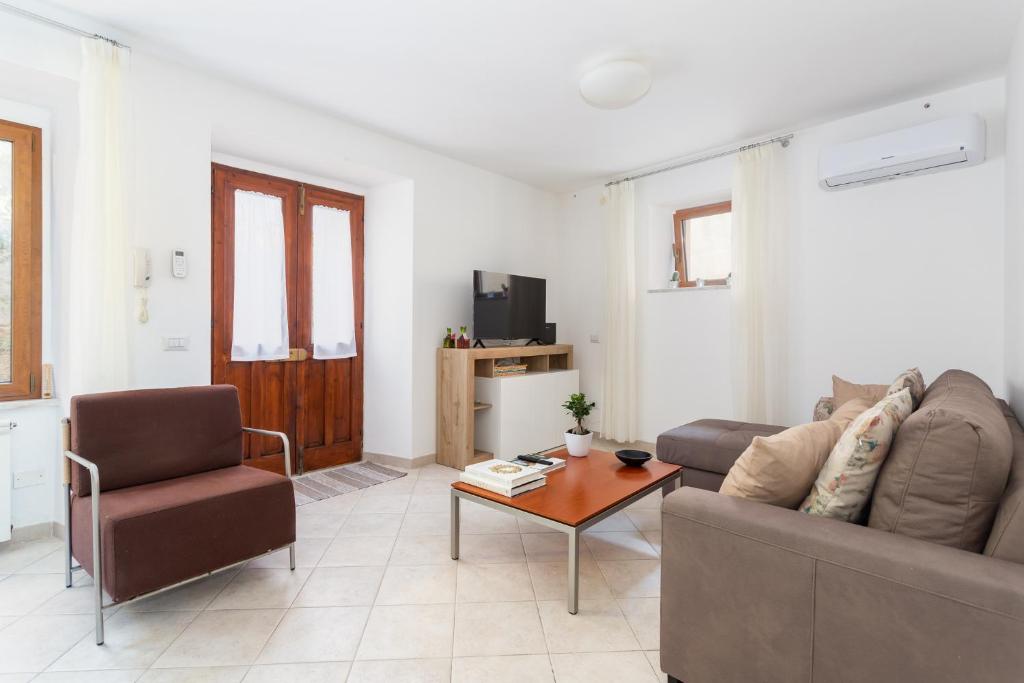 Posezení v ubytování Spacious 3-Bedroom Apartment with Courtyard in Tempio Pausania - Perfect for Families
