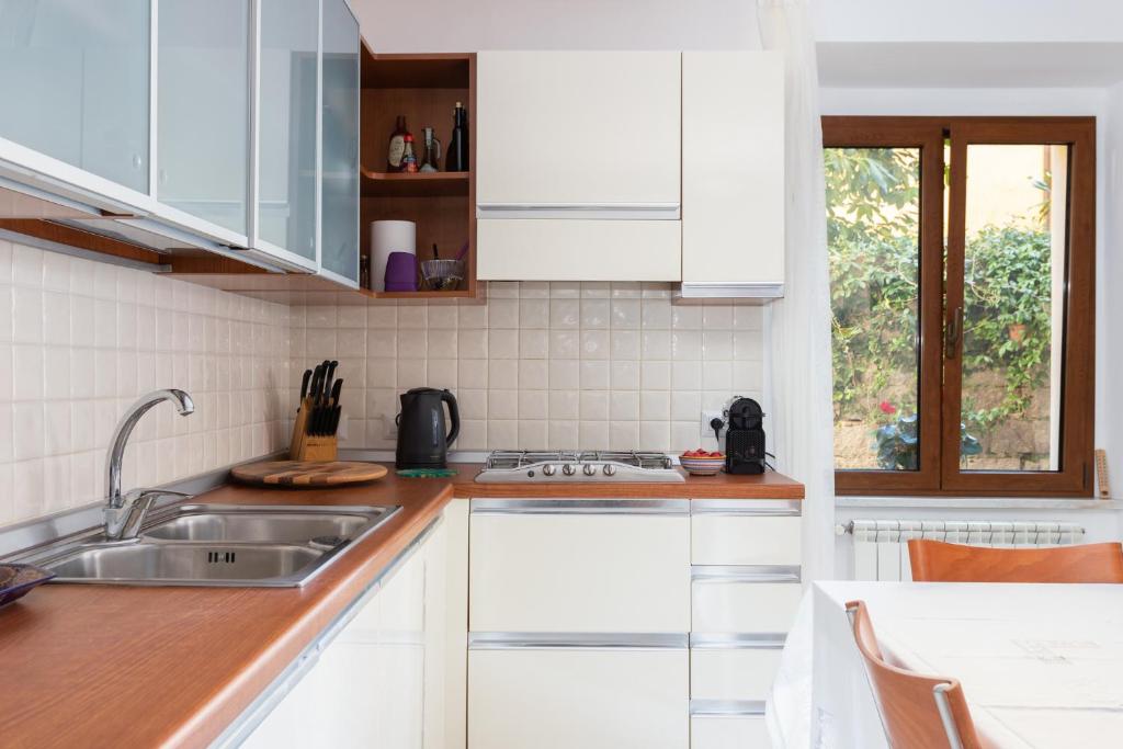 Kuchyň nebo kuchyňský kout v ubytování Spacious 3-Bedroom Apartment with Courtyard in Tempio Pausania - Perfect for Families