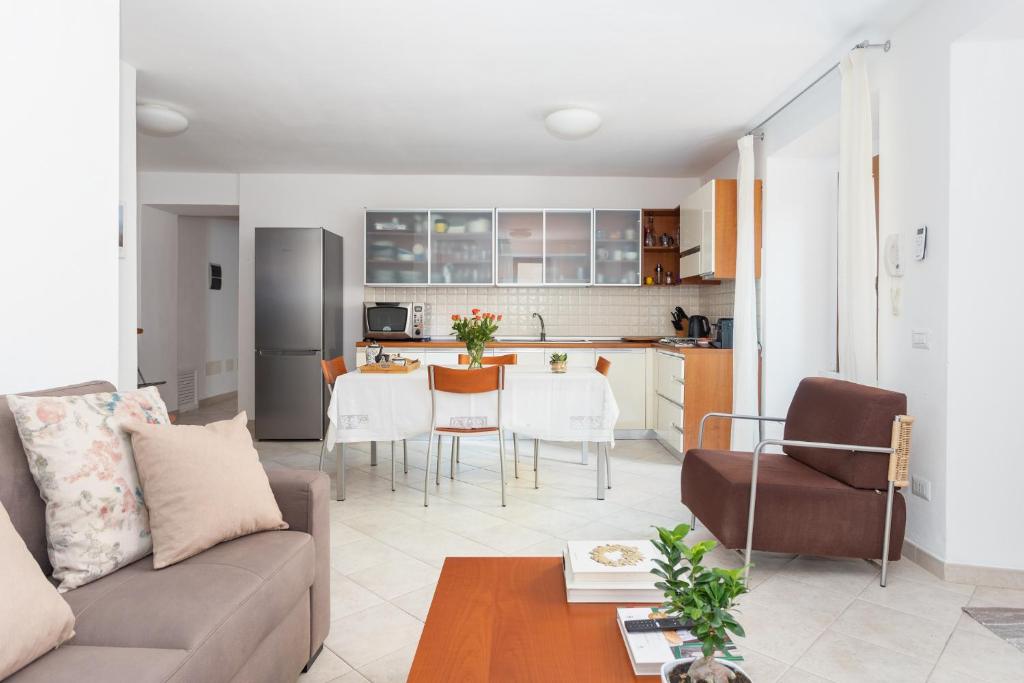 Kuchyň nebo kuchyňský kout v ubytování Spacious 3-Bedroom Apartment with Courtyard in Tempio Pausania - Perfect for Families