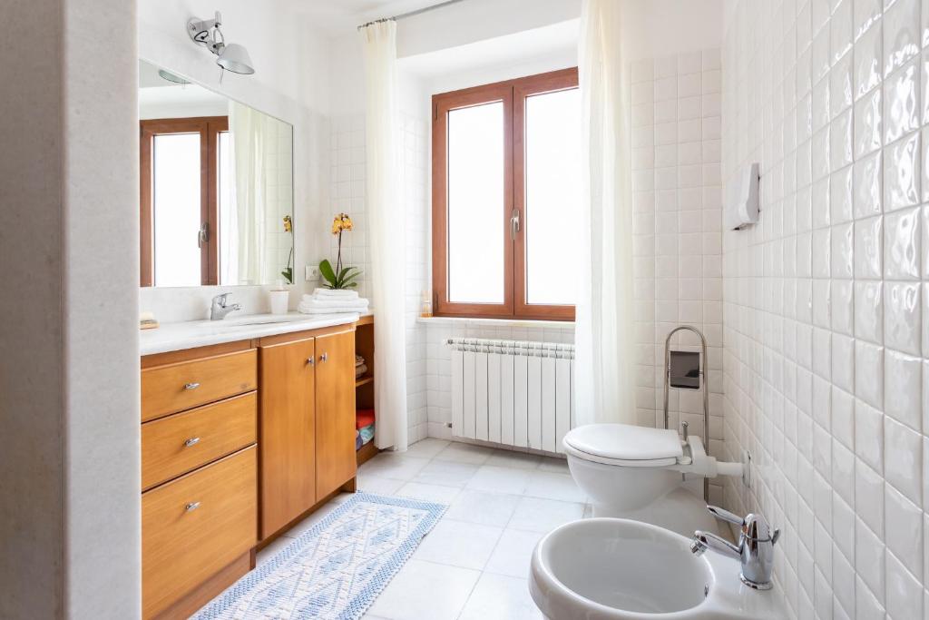 Koupelna v ubytování Spacious 3-Bedroom Apartment with Courtyard in Tempio Pausania - Perfect for Families