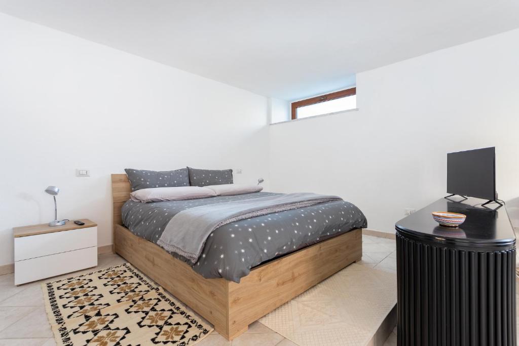 Postel nebo postele na pokoji v ubytování Spacious 3-Bedroom Apartment with Courtyard in Tempio Pausania - Perfect for Families