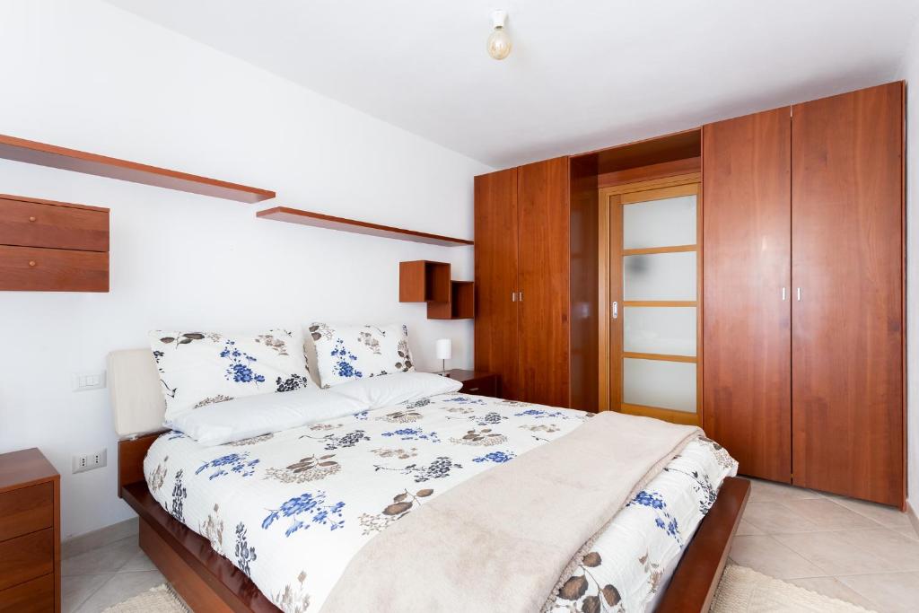Postel nebo postele na pokoji v ubytování Spacious 3-Bedroom Apartment with Courtyard in Tempio Pausania - Perfect for Families
