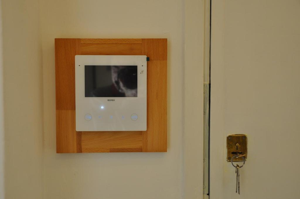 a television on a wall with a wooden box at C Studio - Design Bilo Suite -M3- 8 min dal Duomo in Milan