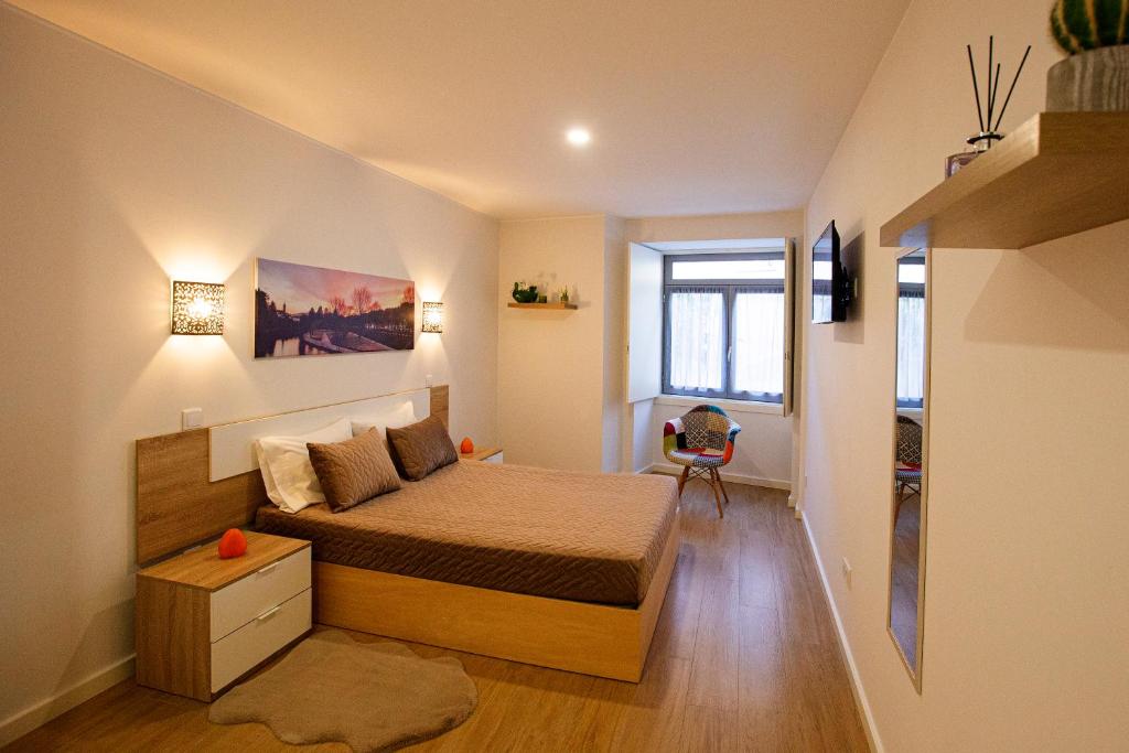 una piccola camera con un letto in una stanza di Apartamento C&C a Arcos de Valdevez