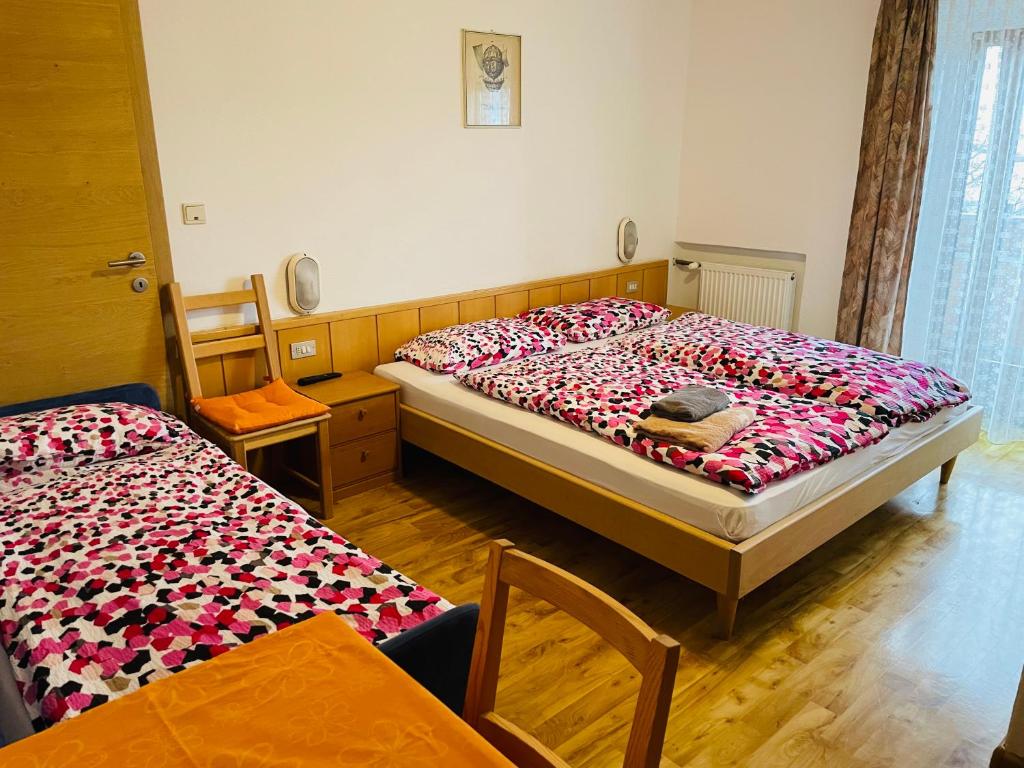 Postel nebo postele na pokoji v ubytování Gasthof Hohenbichl