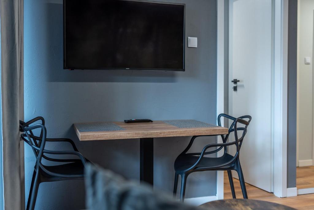 Televízia a/alebo spoločenská miestnosť v ubytovaní Apartament Słowackiego