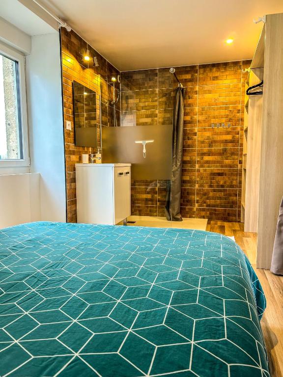 La salle de bains est pourvue d'un lit et d'une douche. dans l'établissement Chaleureux T2 meublé 5mn Alençon, à Cuissai