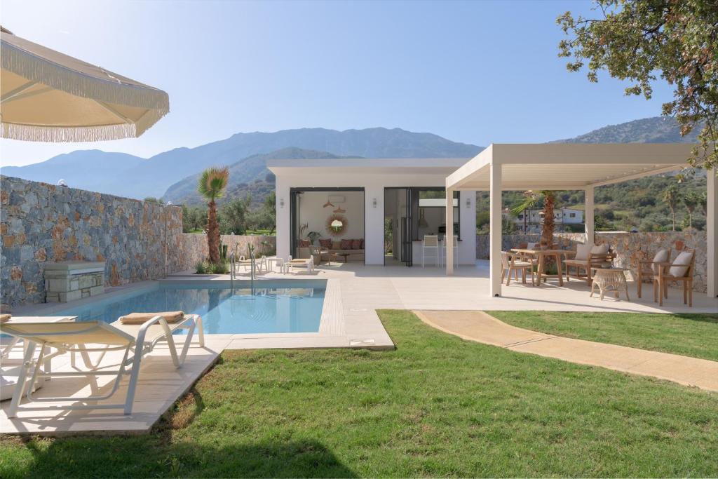 una casa con piscina e patio di pelagias villa lefka with heated pool a Mathés
